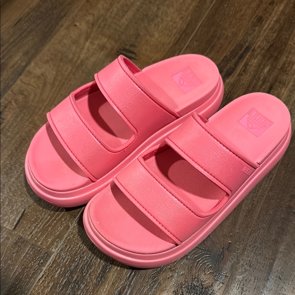 Reef Hot Pink Platform Cushion Bondi 2 Bar